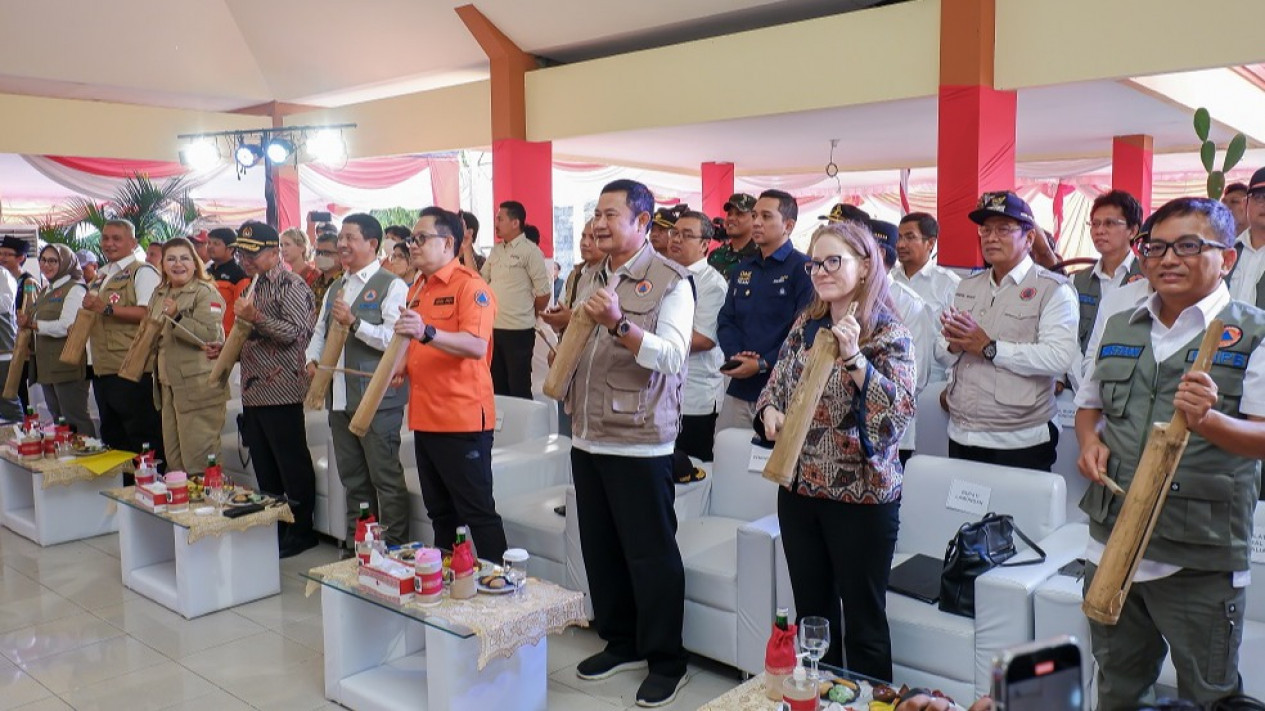 Peringatan HKBN 2023, BNPB Beri Bantuan ke Pemkab Lamongan 1 Unit Pompa Mobile untuk Tangani Banjir
            - galeri foto