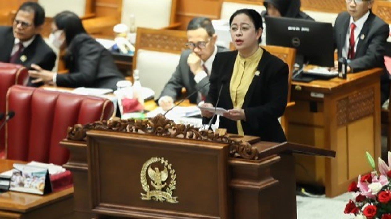 Puan Beri Sinyal “Partai Kuning” Bakal Dukung Ganjar Pranowo di Pemilu 2024
            - galeri foto
