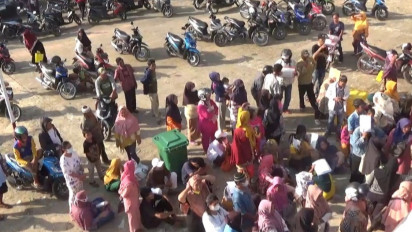 Warga Ramai-Ramai Datangi Kantor Camat Talang Ubi Demi Ambil Bantuan Beras Bapanas RI