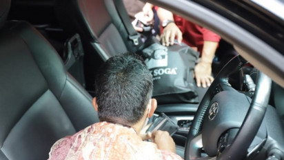 Jampidsus Geledah Mobil Pribadi Johnny G Plate, Sita STNK Hingga Amplop Berisi Uang
