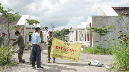 Satpol PP DIY Segel Perumahan Tak Kantongi Izin Berdiri di Atas Tanah Kas Desa
