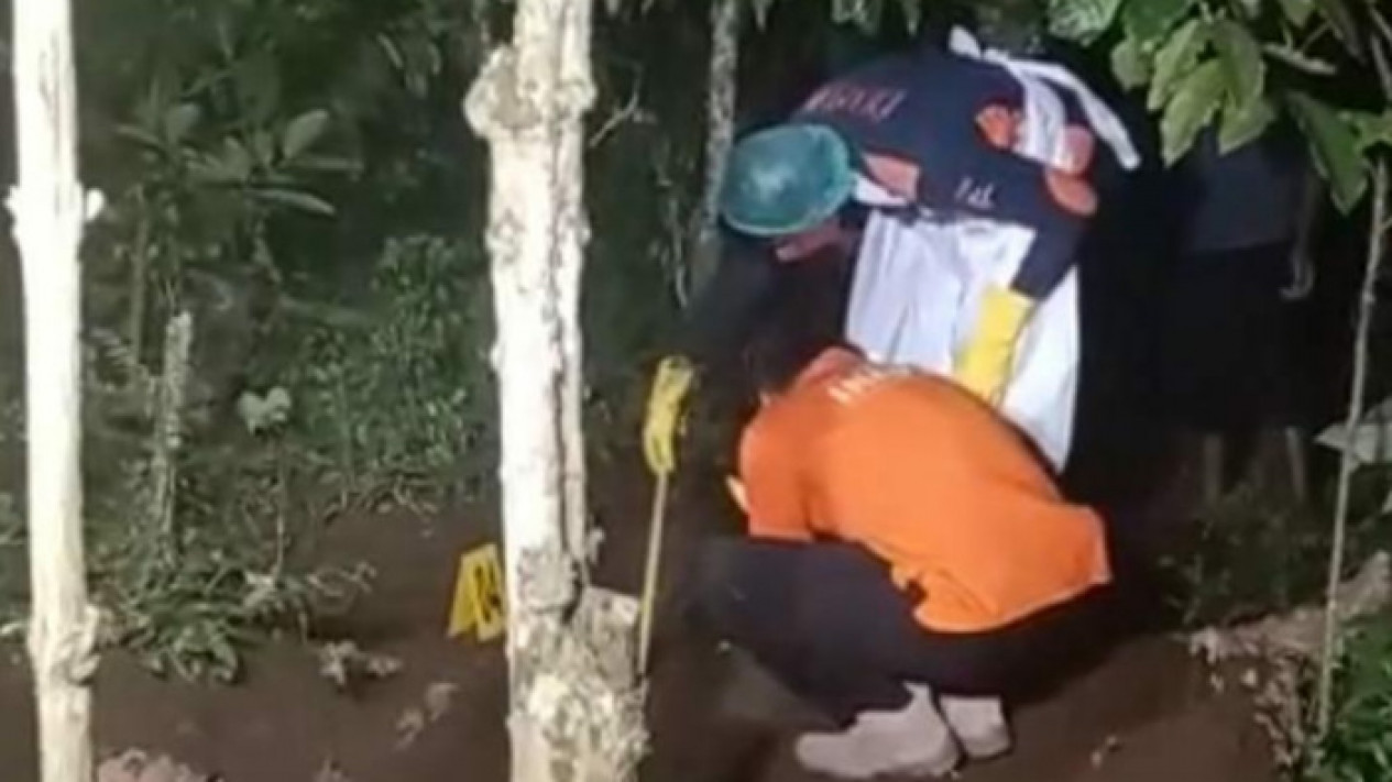 Seorang Istri di Malang Makamkan Jenazah Suaminya di Belakang Rumah Sendirian, Ini Kronologinya
            - galeri foto