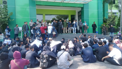 Ratusan Mahasiswa Unisla Gelar Aksi Unjuk Rasa, Tuntut Penyelesaian Dualisme Kepemimpinan