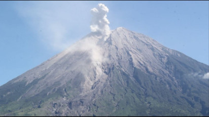 Gunung Semeru Keluarkan 30 Kali Letusan dalam 6 Jam Terakhir, Warga : sering Terdengar Gemuruh