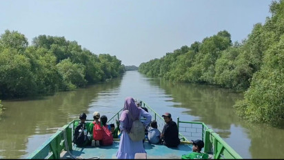 Santri Tanam Pohon Mangrove, Upaya Edukasi dan Peduli Lingkungan Hidup