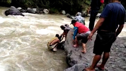 Pengendara Motor Terseret Tanah Longsor di Poros Trans Sulawesi, Ditemukan Tewas Tersangkut di Batu.
