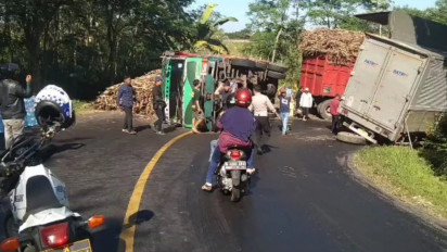 Truk Gandeng Muatan Tebu Terguling di Karangkates Malang, Akses Malang - Blitar Macet Panjang