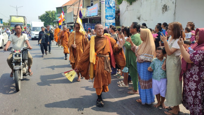 Puluhan Biksu Asal Thailand Melakukan Ritual Berjalan Kaki ke Candi Borobudur, Keluhkan Suhu Panas Setibanya di Cirebon