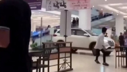 Diduga Stres, Seorang Pengemudi Minibus Masuk Mall dengan Kecepatan Tinggi Lalu Kabur