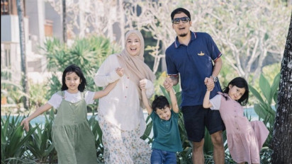 Beredar Foto Diduga Desta Rangkul Mesra Wanita Lain, Jadi Alasan Cerai?