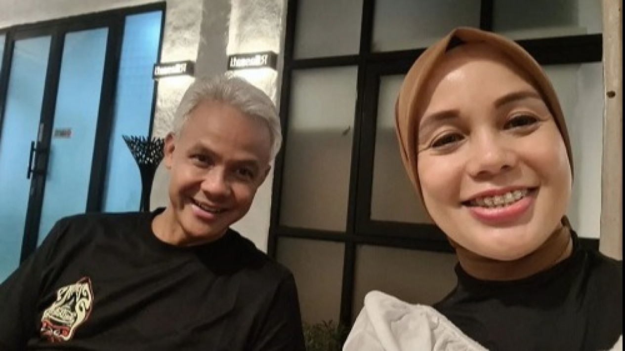 Ditanya Sosok Bakal Cawapres Pendamping, Jawaban Ganjar Malah "Ngebucin": Pendamping Saya Siti Atiqoh
            - galeri foto