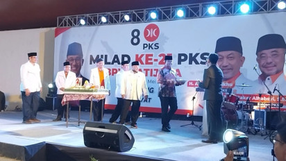 Momen Unik! Terima Tumpeng dari PKS, Anies Justru Berikan ke MC Acara