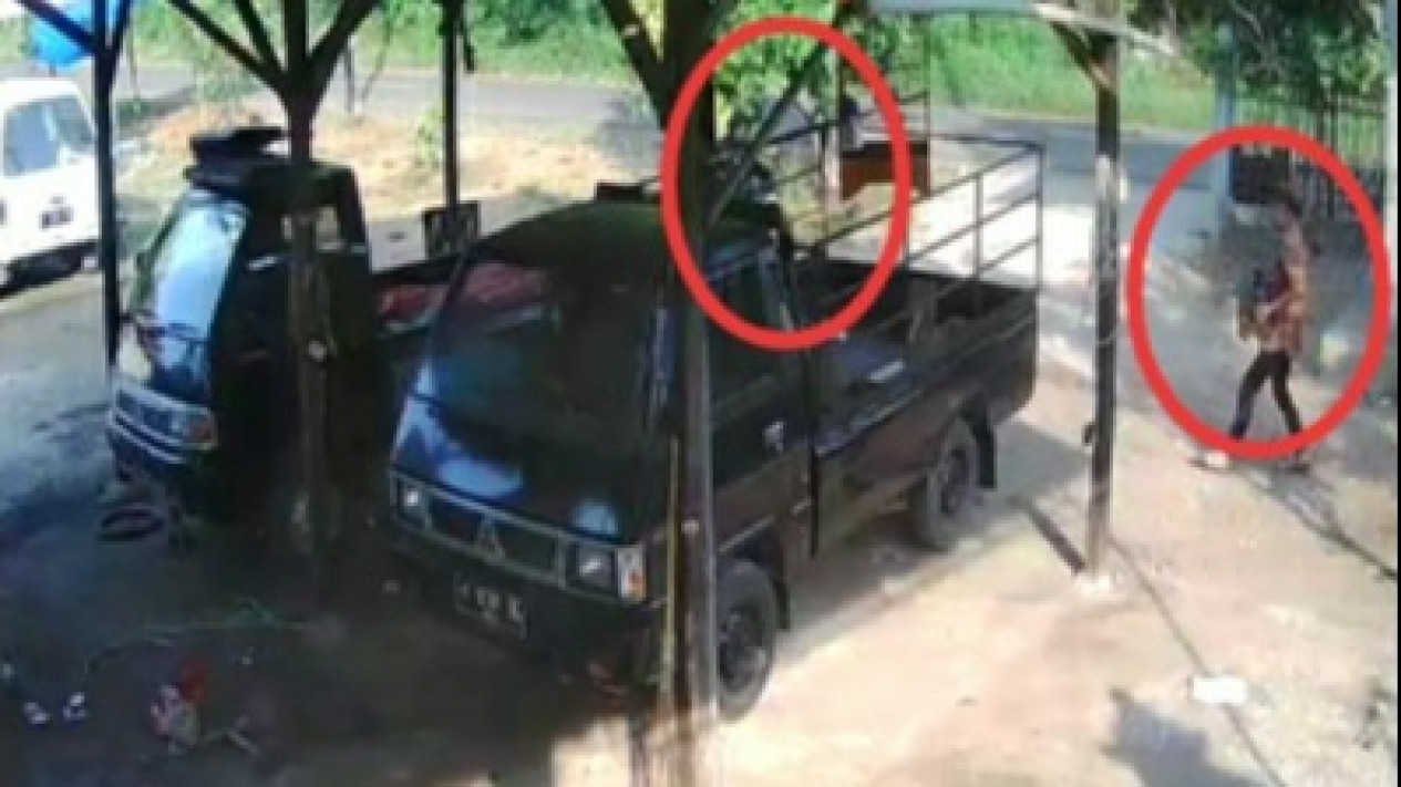 Aksi Pencurian Spare Part Mobil di Bengkel di Bangkalan, Madura, Terpantau CCTV
            - galeri foto