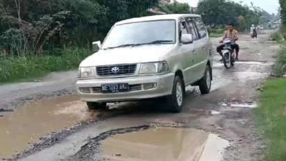 Jalan Penghubung Antar Kecamatan di Lampung Selatan Rusak Parah