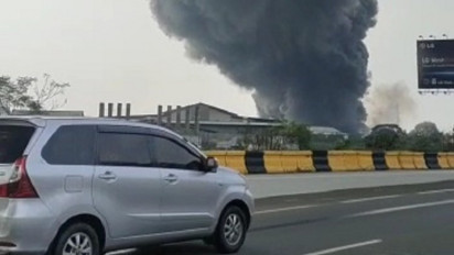 Pabrik Plastik di Kalideres Terbakar, Kobaran Api dan Asap Hitam Tebal Membumbung Tinggi ke Langit