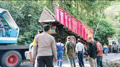 Evakuasi Truk Masuk Jurang, Jalur Jember-Banyuwangi Macet Total selama 4 Jam