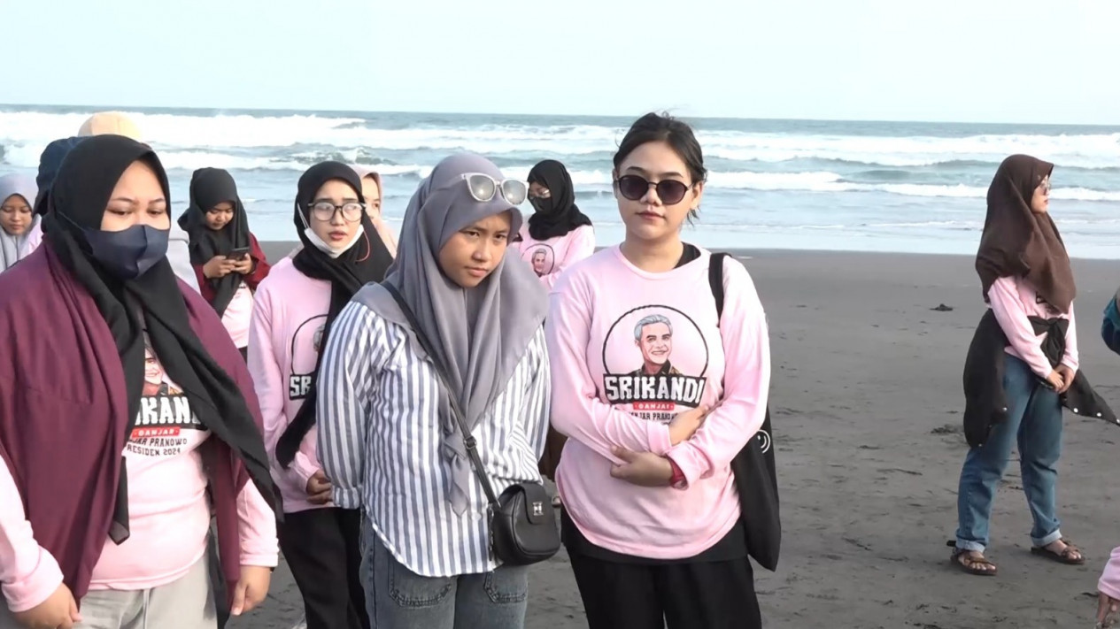 Relawan Srikandi Ganjar Aksi Bersih Pantai dan Tanam Pandan Laut di Pantai Pelangi Parangtritis
            - galeri foto