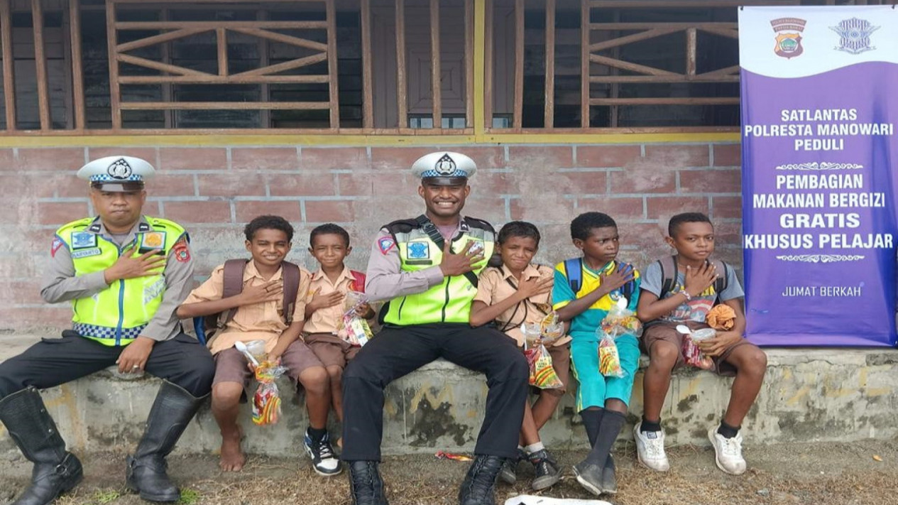 Polresta Manokwari Berikan Makanan Bergizi Bagi Pelajar Tekan Stunting serta Gelar Sosialisasi Tertib Berlalu Lintas
            - galeri foto