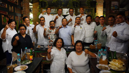 Prabowo Subianto Didampingi Wali Kota Solo Gibran Rakabuming Raka Bertemu Relawan Jokowi di Solo