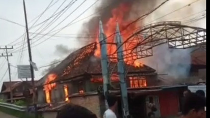 Kebakaran Besar Hanguskan Satu Rumah dan Tiga Kios, Warga Panik Selamatkan Harta Bendanya
