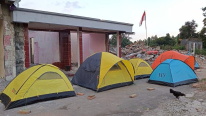 Bu Kades Pepe Klaten dan Warganya Bertahan dengan Mendirikan Tenda di Kawasan Proyek Jalan Tol Jogja-Solo