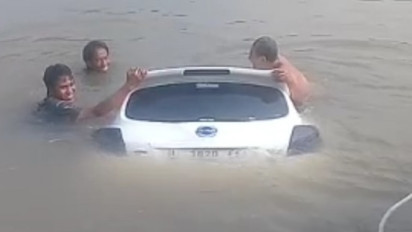 Salah Injak Pedal Gas, Sebuah Minibus Terjun Bebas ke Tengah Laut Bangkalan