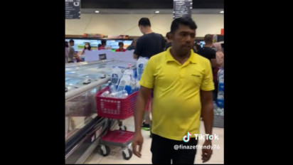 Viral Warga Malaysia Borong Air Minum, Ada Apa?