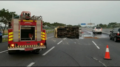 Hati-Hati Lewati Jalan Tol Ngawi, Ada 2,5 Ton Cairan Resin Tumpah Usai Truknya Terguling