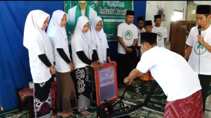 Dukung Santri Masuk Industri Kreatif, Relawan Ganjar Berikan Pelatihan dan Bantuan Peralatan Sablon ke Ponpes