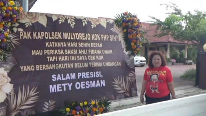 Minta Kepastian Hukum, Nenek 4 Cucu Beri Karangan Bunga Duka Cita ke Mapolsek Mulyorejo