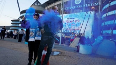 Suporter Manchester City Selebrasi Juara di Luar Stadion Etihad Usai Kekalahan ArsenalÂ 