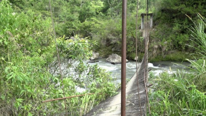 Nahas! Rombongan Iring-Iringan Pengantin Jatuh ke Sungai Beraliran Deras, Saat Melewati Jembatan Gantung yang Tiba-Tiba Putus