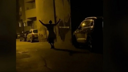 Bikin Merinding, Viral Video Sosok 'Serbian Dancing Lady' yang Tiba-tiba Menari di Jalanan, Bakal Mengejar Orang yang Melihat?