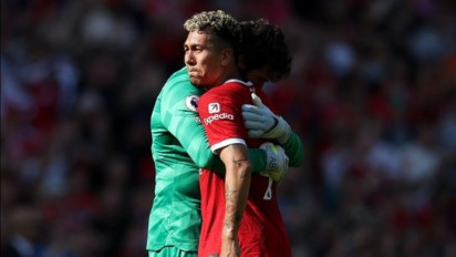 Momen Perpisahan Firmino Bersama Liverpool di Anfield, Banjir Air Mata