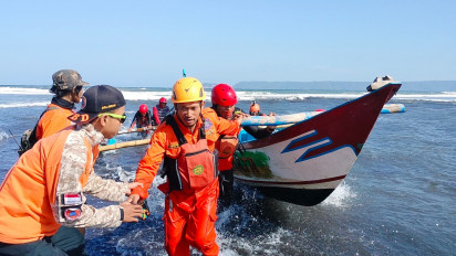 Kapal terbalik di Jember, 2 Nelayan Hilang, Tim SAR Mendarat Darurat Akibat Cuaca Buruk