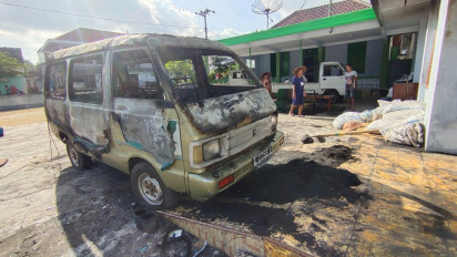 Diduga Konsleting Listrik, Mobil Minibus Warga di Lumajang Ludes Terbakar di Teras Rumahnya