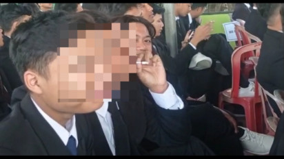 Viral, Sejumlah Siswa SMK di Magetan Asyik Merokok saat Tunggu Diwisuda