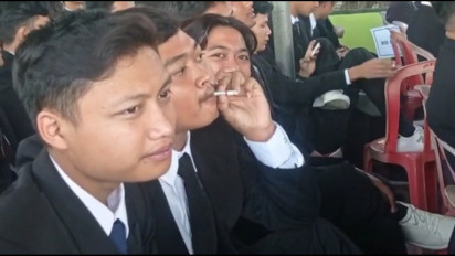 Viral, Tidak Patut Dicontoh! Sejumlah Siswa SMK di Magetan Asyik Merokok Saat Acara Wisuda