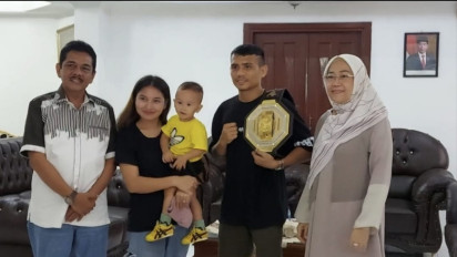 Tiba Di Kampung Halaman, Rustam Hutajulu Juara MMA Kelas Starweight Diarak Keliling Kota