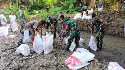 Cegah Kerawanan Banjir, Satgas Yonarmed 1 Kostrad Bantu Warga Dirikan Tanggul Sungai