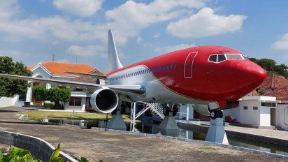 Wow Tajir, Seorang Warga di Nganjuk Parkirkan Pesawat Terbang di Depan Rumah Mewahnya