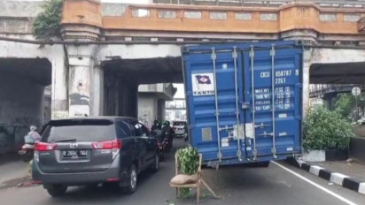 Truk Kontainer Tersangkut Kolong Jembatan Perlintasan Kereta di Matraman, Warga: Sudah Kami Teriaki