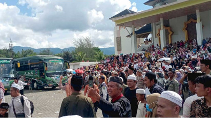 Haru, Dilepas Keluarga 354 Calon Haji Gelombang Pertama Asal Madina Menuju Asrama Haji Medan