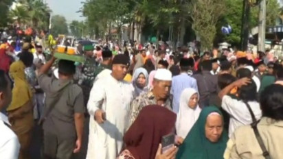 Antar CJH di Bangkalan, Diwarnai Isak Tangis Keluarga, Setelah 12 Tahun Tunggu Panggilan ke Tanah Suci Mekkah