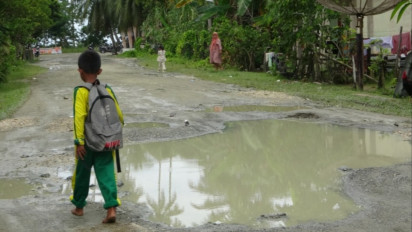 Jalan Lingkar Pulau Simeulue Aceh Rusak Parah Selama 10 Tahun, Ancam Kesehatan dan Tingkatkan Kecelakaan