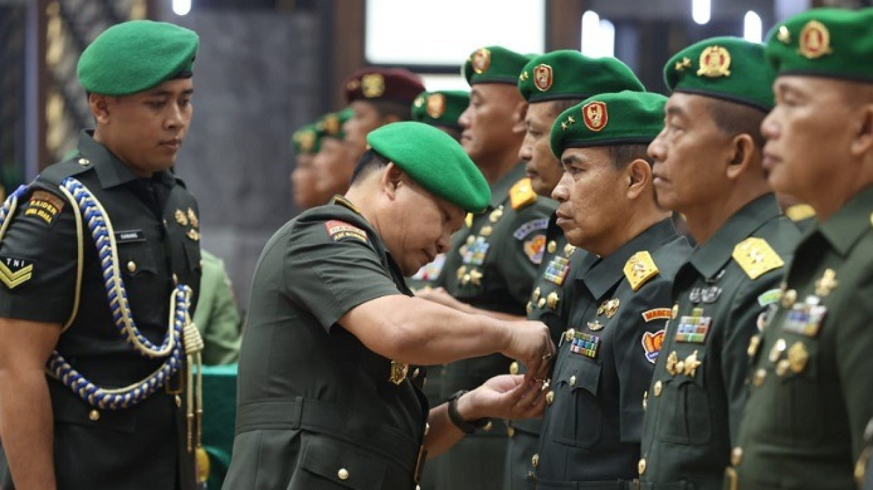 Kasad Pimpin Serah Terima Enam Jabatan Strategis di TNI AD
            - galeri foto