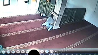Peristiwa Pembobolan Kotak Amal di Musala Al Awwabi di Bandar Lampung Terekam CCTV, Pelaku Berpura-pura Salat