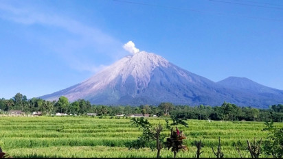 Gunung Semeru Alami 8 Kali Letusan Setinggi 1000 Meter Disertai Suara Gemuruh