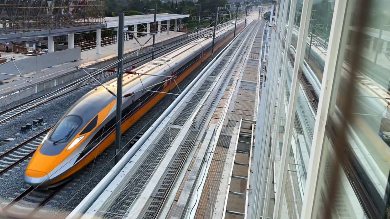 Kecepatan Pengujian Kereta Cepat Jakarta-Bandung Ditingkatkan Bertahap, Kecepatan Ditingkatkan dari 60 Km/ Jam Jadi 180 Km/jam
            - galeri foto