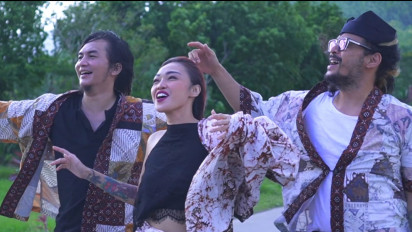 Eksotisme Pulau Merah Jadi Lokasi Video Klip Reynold Eks Gitaris Slank